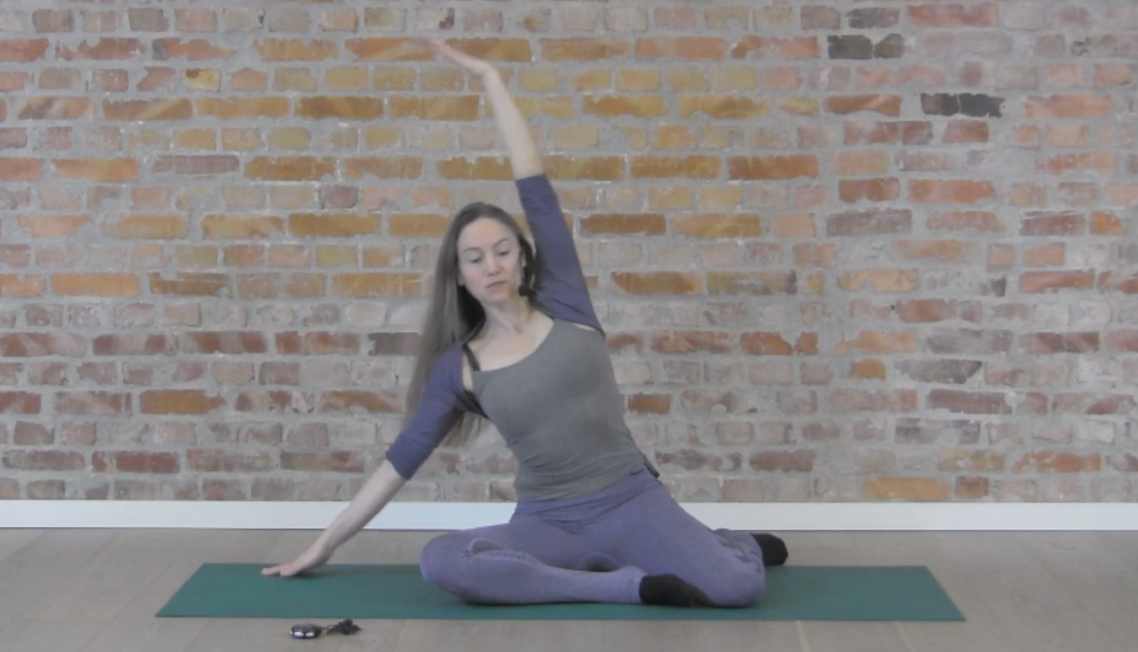 NESTEN SITTENDE FLOW FOR HOFTE OG SIDEKROPP