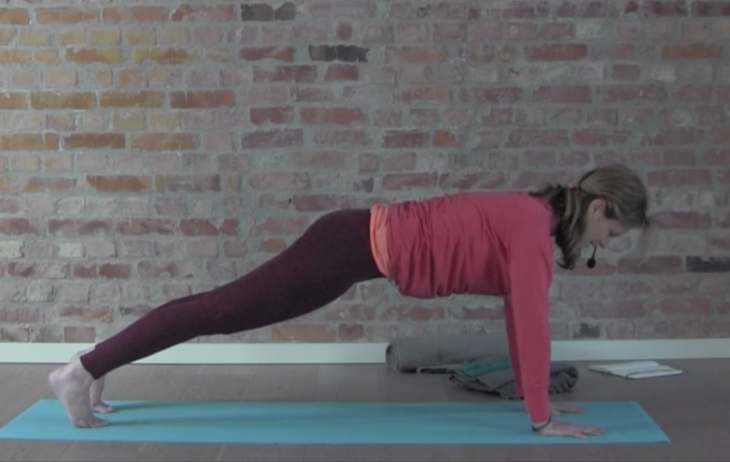 ENKEL SOLHILSEN MED FOKUS PÅ RYGGEN