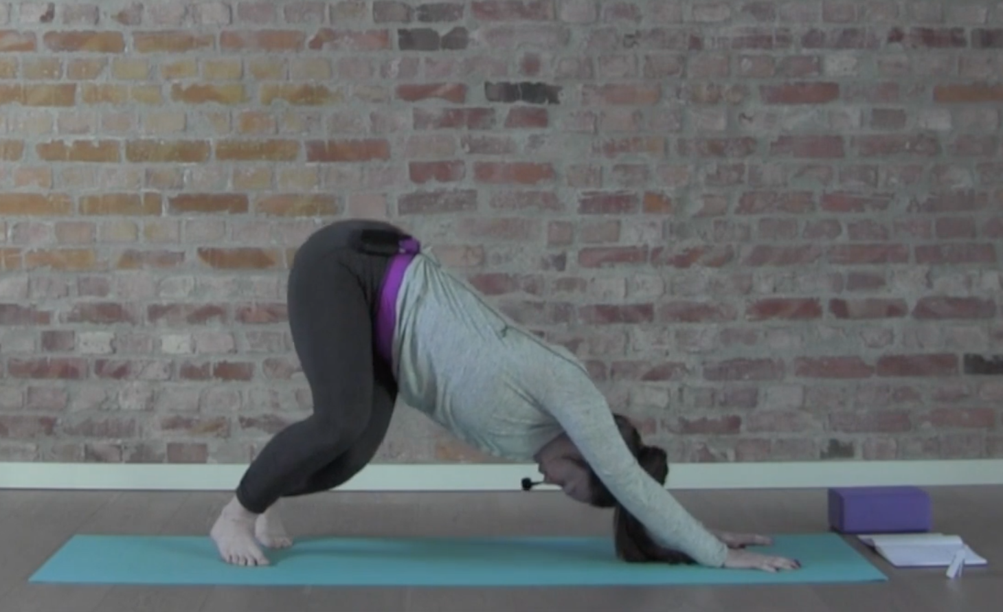 KVELDSYOGA: RO NED FOR KVELDEN