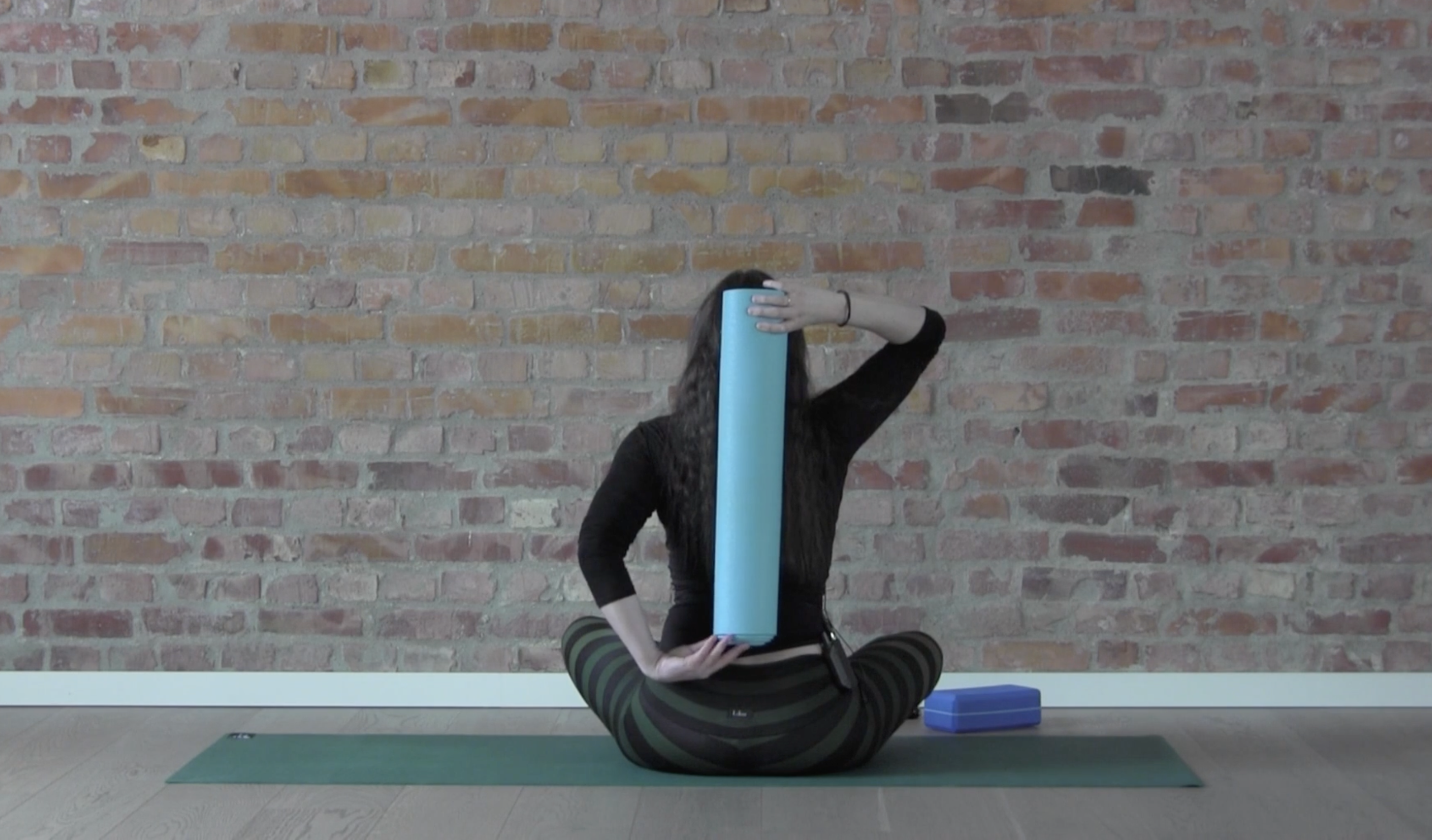 RYGG, SKULDRE, NAKKE MED MATTERULL